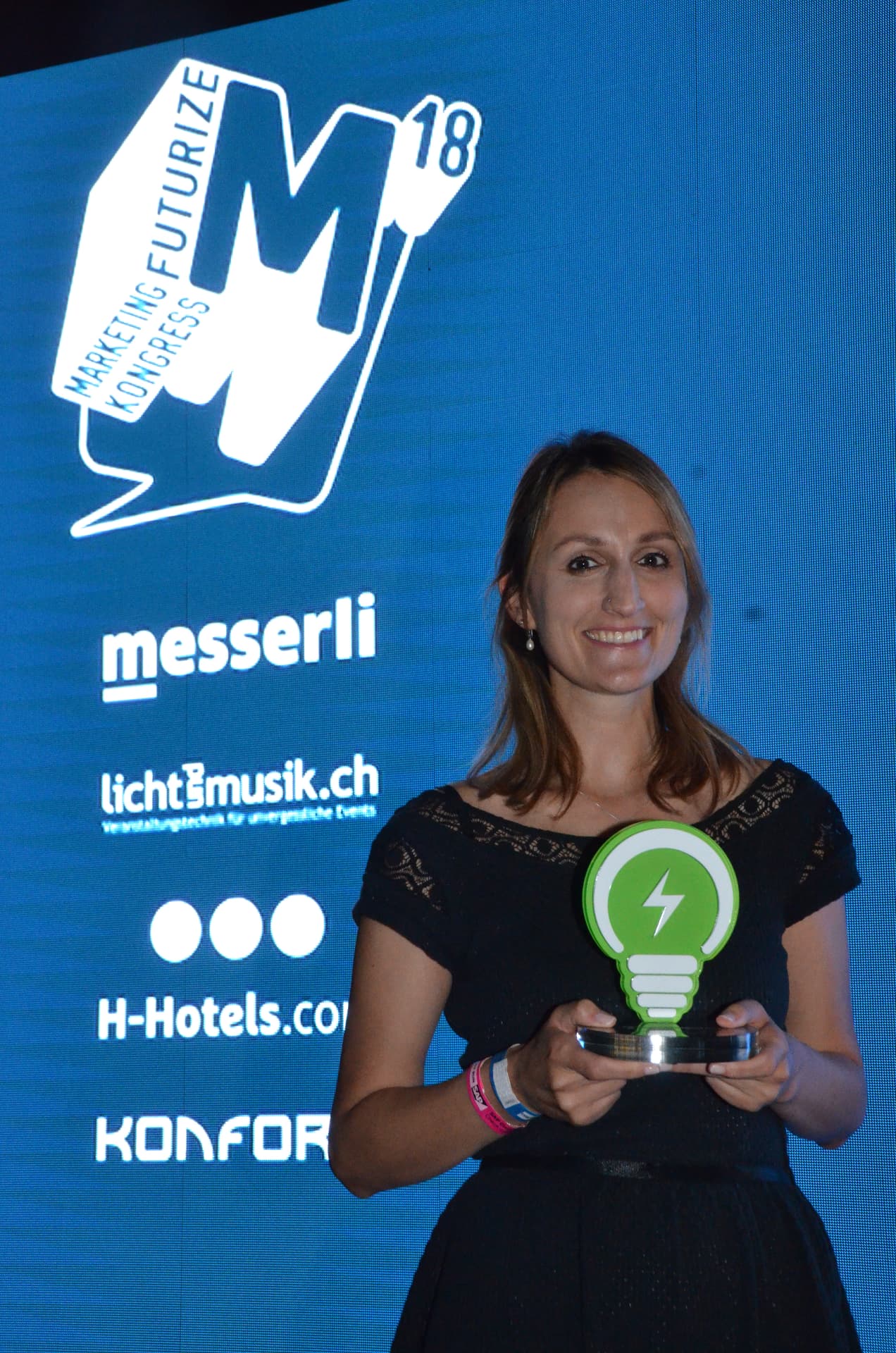 Sandra Lehner receiving the Thought Leader of the Year award 2018